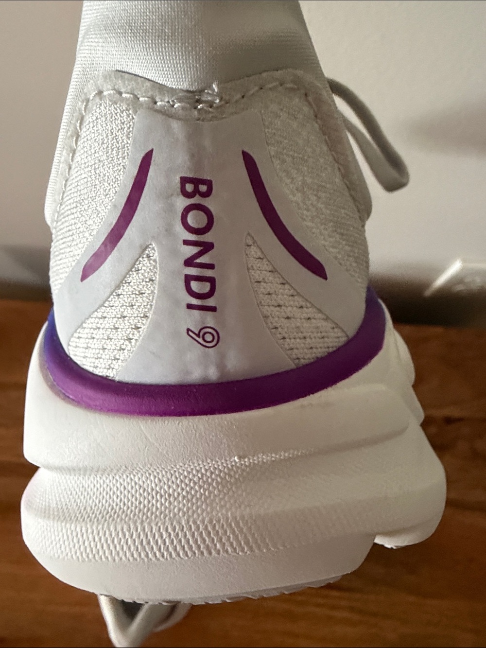 Hoka Bondi 9 in gray and white size 6 great condition no box